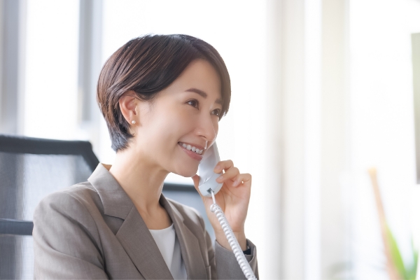電話対応女性写真